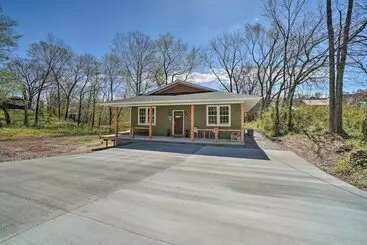 Mökkimajoitus Modern Retreat W/ Deck: Walk To White River!