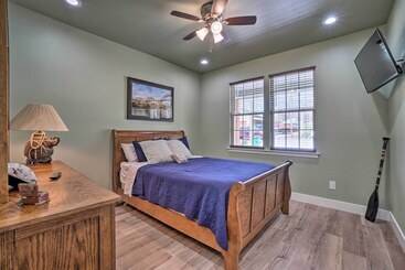 بيت ريفى Modern Retreat W/ Deck: Walk To White River!