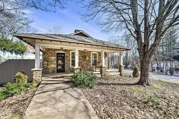 Mökkimajoitus Quaint Home W/ Porch In Downtown Waynesville!