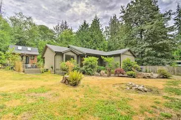 Landhus Quaint Northwestern Home W/ Beach Access!