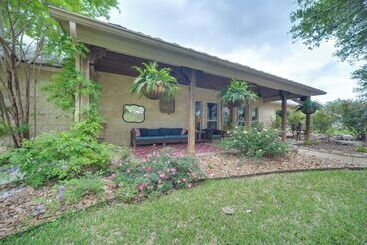 Dom wiejski Secluded Country Hideaway W/ Fire Pit & Pool!
