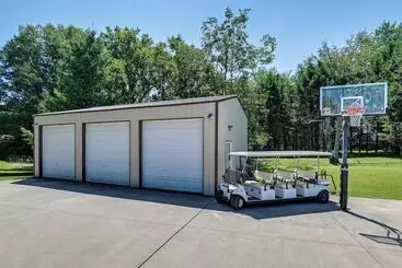 Mökkimajoitus Lebanon Family Getaway W/ Pool, Bikes & Trails!