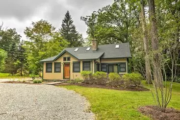 Mökkimajoitus Sugar Berry Remodeled Laughlintown Craftsman Home!