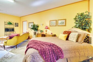 Сельский дом Peaceful Lake Lure Cabin W/ Fireplace!