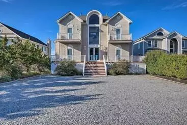 Mökkimajoitus Waterfront Home W/ Large Deck + Private Pool!