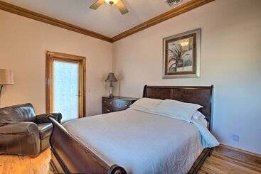 קוטג'' Waterfront Home W/ Large Deck + Private Pool!