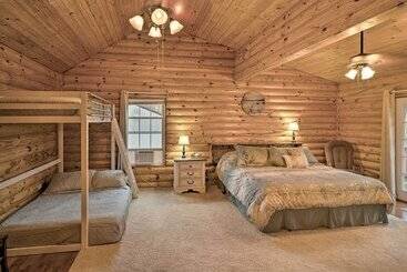 Dom wiejski Woodsy Kentucky Escape W/ Game Room & Lake Access!