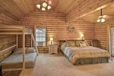 Mökkimajoitus Woodsy Kentucky Escape W/ Game Room & Lake Access!