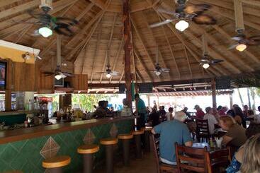 בית מלון כפרי Fosters West Bay Resort