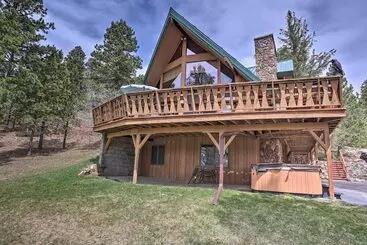 کلبه Black Hills Hideaway W/ Wraparound Deck & Hot Tub!