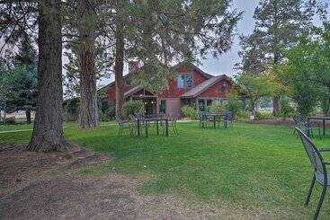 Vakantiehuisje Chalet At Running Y Resort W/ Wraparound Deck!