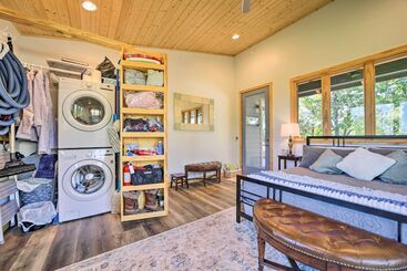 بيت ريفى Contemporary Home W/ Deck & Mountain Views!