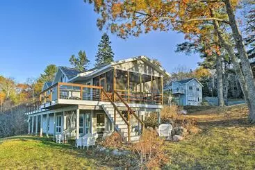 Mökkimajoitus Luxurious Oceanfront Flanders Bay Home W/ Kayaks!