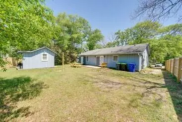 Oak Island Cottage W/ Spacious Backyard & Porch