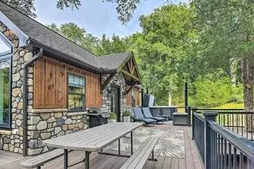 Mökkimajoitus Pet Friendly Delta Cabin W/ Private Hot Tub!