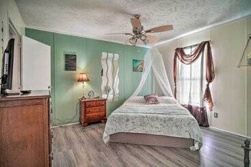 קוטג'' Private Yard & Fire Pit: Pet Friendly Midway Abode