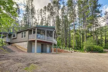 コテージ Rustic Escape W/ Deck, Hot Tub & Mountain Views