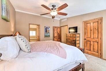 بيت ريفى Rustic Escape W/ Deck, Hot Tub & Mountain Views