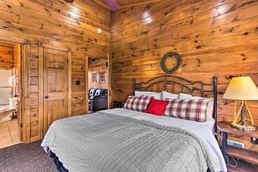별장 Sevierville Cabin W/ Hot Tub + Large Deck!
