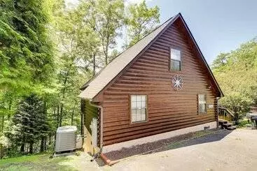 Mökkimajoitus Sevierville Cabin W/ Hot Tub, Views & Pool Access!