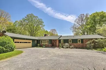 Mökkimajoitus Stunning Fletcher Home: Hot Tub + Fire Pit!