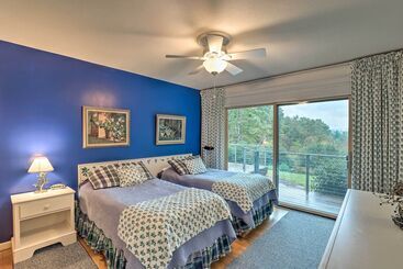 コテージ Stunning Fletcher Home: Hot Tub + Fire Pit!