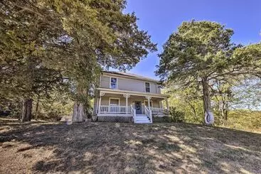 Mökkimajoitus The Farm House  W/ Deck & Historic Charm!