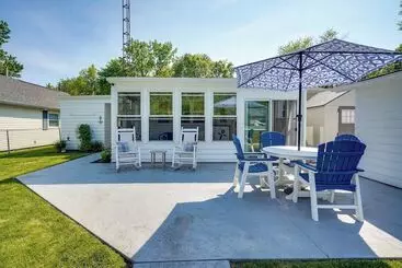 Waterfront Lakeview Cottage W/ Dock & Lift!