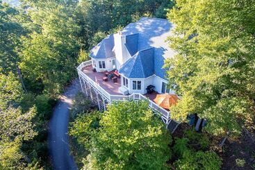 Mökkimajoitus Secluded Retreat W/ Hot Tub & Game Room!