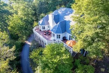 コテージ Secluded Retreat W/ Hot Tub & Game Room!