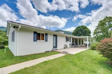 Mökkimajoitus Farmhouse W/ Trout Stream + Views In Bakersville!