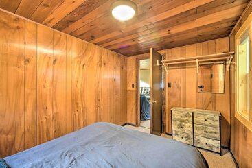 بيت ريفى Cozy Cabin W/ Deck & Private Dock On Nelson Lake!