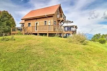Mökkimajoitus Deck + Mtn Views: Hot Springs Hideaway On 13 Acres