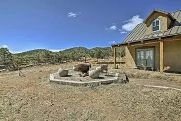 Mökkimajoitus Charming Mountain Estate W/ Views + Fire Pit!