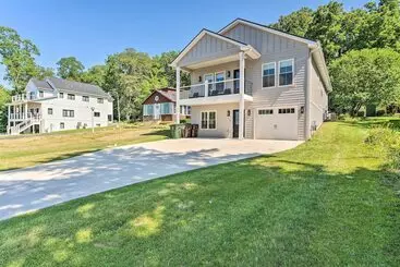 コテージ Fantastic House: Balcony, Steps To Lake Como!