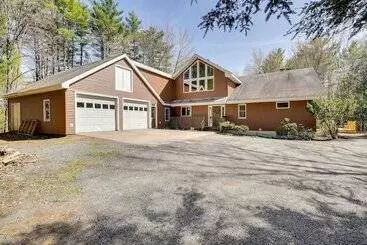 Mökkimajoitus Lake George Oasis W/ 9 Acres, Hot Tub & Game Room!