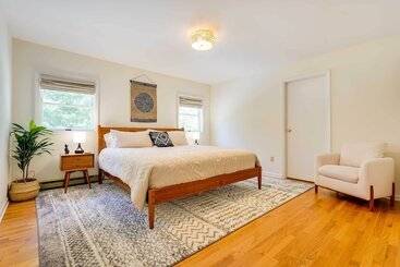 קוטג'' Lake George Oasis W/ 9 Acres, Hot Tub & Game Room!