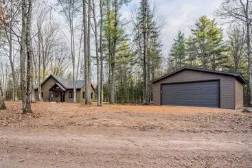 コテージ Lake Nelson Home W/ Dock & Fire Pit!