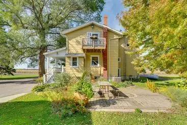 コテージ Quaint & Family Friendly Watertown Farmhouse!