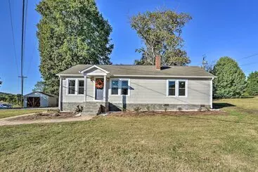 Porch, Fire Pit & Grill: Blue Ridge Mtn Cottage!