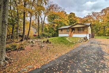 Vakantiehuisje 12 Mi To Camelback Ski Resort: Home W/ Decks!