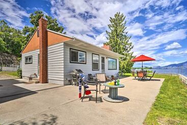 Waterfront Lake Osoyoos Cottage W/ Beach & Patio!