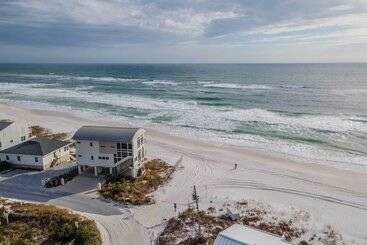 Dom wiejski Beach Retreat W/ Rooftop Deck, Walk To Beach!