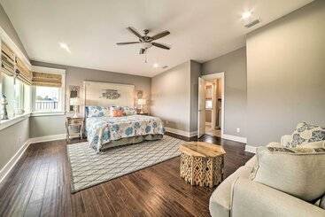 Dom wiejski Beach Retreat W/ Rooftop Deck, Walk To Beach!