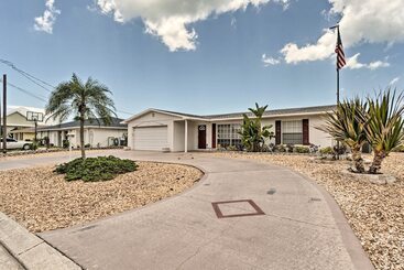 Hus på landet Canalfront Bradenton Home W/ Dock & Pool!