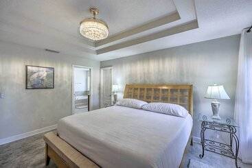 Dom wiejski Elegant Fernandina Beach Home: Patio & Fenced Yard