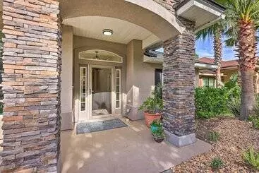 コテージ Elegant Fernandina Beach Home: Patio & Fenced Yard