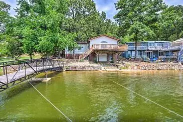 コテージ Lakefront Family Retreat W/ Boat Slip & Dock!