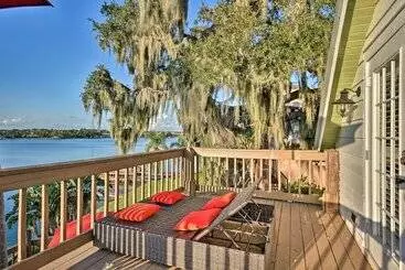 Mökkimajoitus Lakefront Florida Retreat   Pool Table & Boat Dock