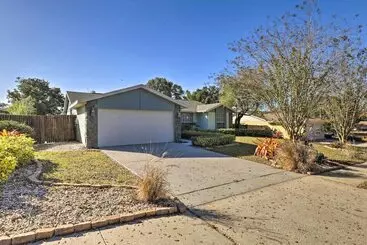 Mökkimajoitus Near Beaches & Dining: Palm Harbor Gem W/ Pool